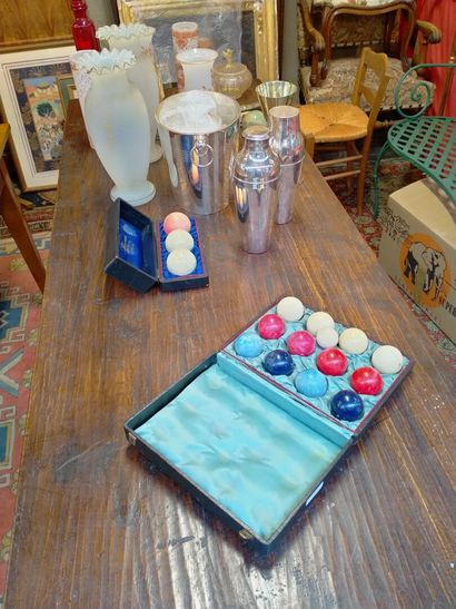 Un ensemble composé de sept vases en verre...