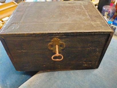 Dans un coffret en cuir noir : Collection...
