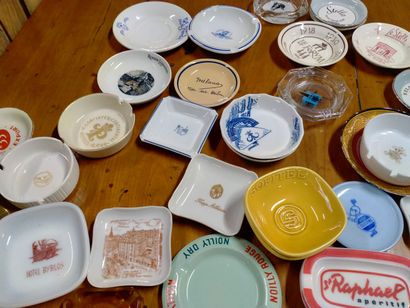 Collection de 105 cendriers marques diverses,...