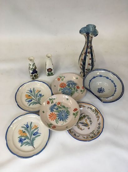 Ensemble de 5 assiettes en faïence et une...