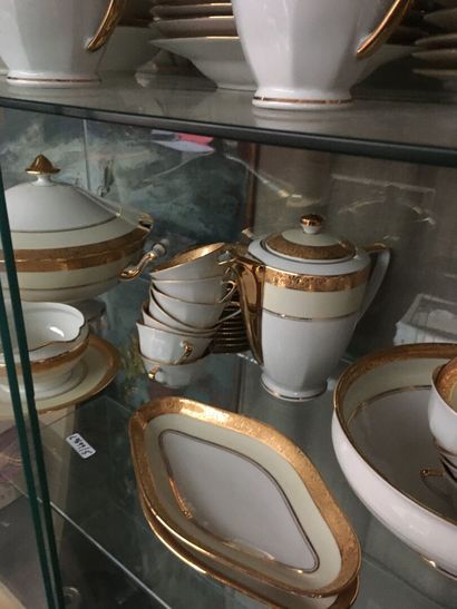 LIMOGES. Grand service de porcelaine liseré...