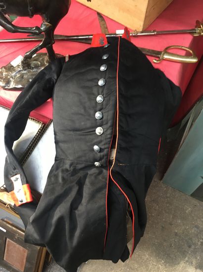 MILITARIA, ensemble composé d'un chacot de...
