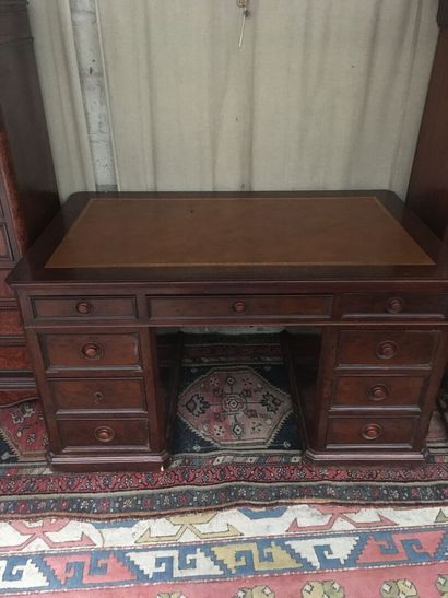 Bureau acajou à caissons ouvrant à 8 tiroirs...