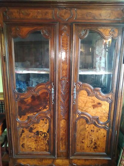 Vitrine acajou flammé, ouvrant à deux portes...