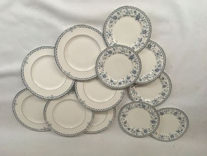 Porcelaine anglaise, liseré à fleurs. Ensemble...