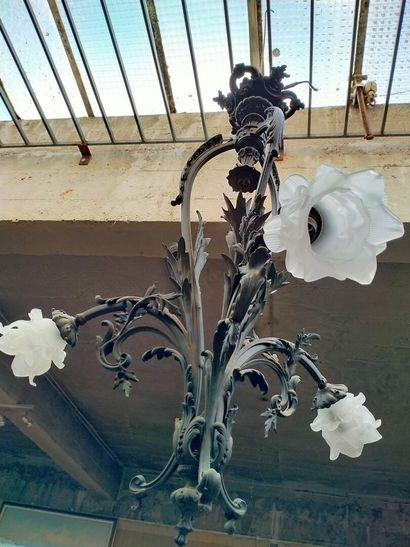 Lustre en fer forgé dans le gout art nouveau....
