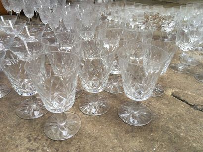 Bel ensemble de 122 verres en dans le gout...