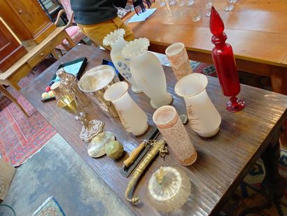 Un ensemble composé de sept vases en verre...