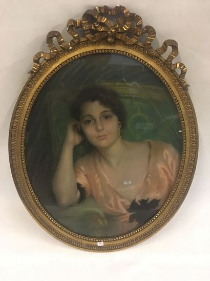 Portrait d'une jeune femme, médaillon, pastel...