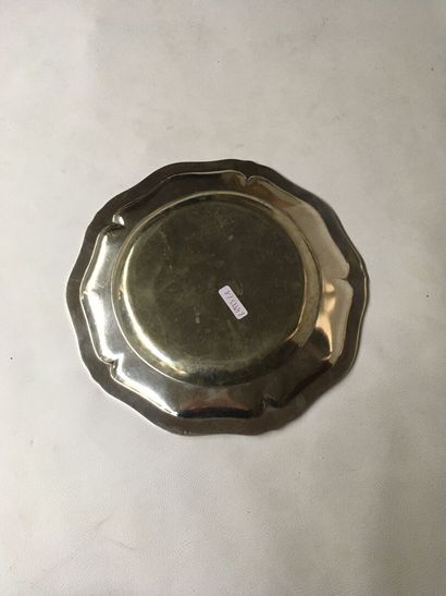 Plat rond chantourné en métal argenté à décor...