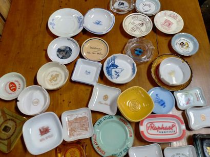 Collection de 105 cendriers marques diverses,...