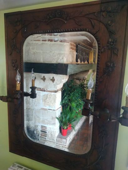 Miroir ancien en chêne monté de deux appliques...