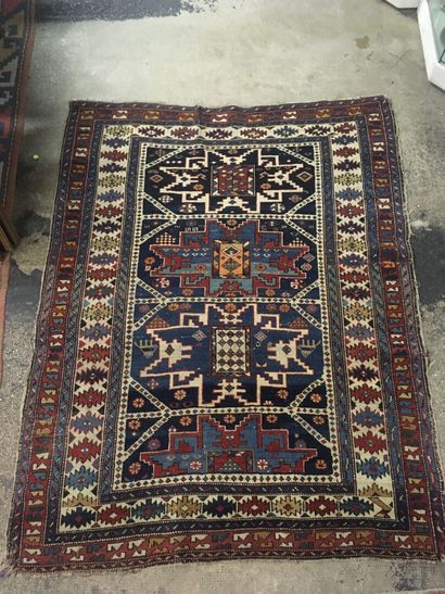 Tapis Chirvan à fond bleu à semis de larges...
