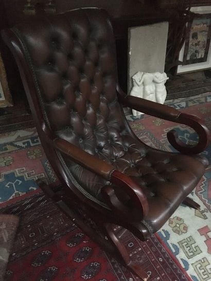 Rocking chair capitonné, accotoirs à crosse....