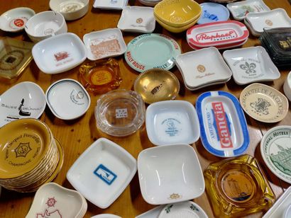 Collection de 105 cendriers marques diverses,...