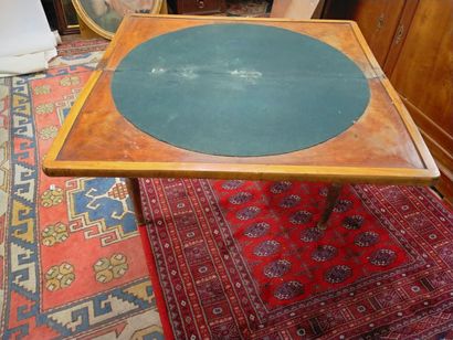Table à jeux XIXe (en l'état) H : 70 x 80...