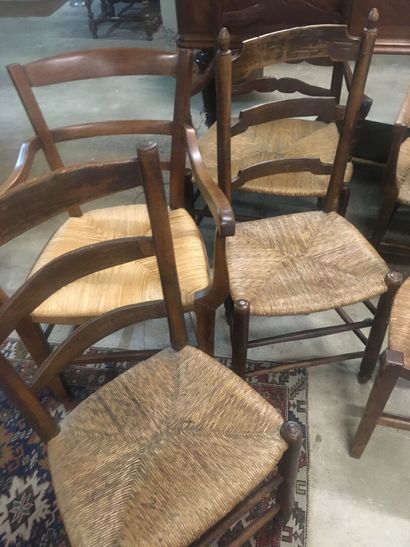 Ensemble de 4 fauteuils rustiques paillés...