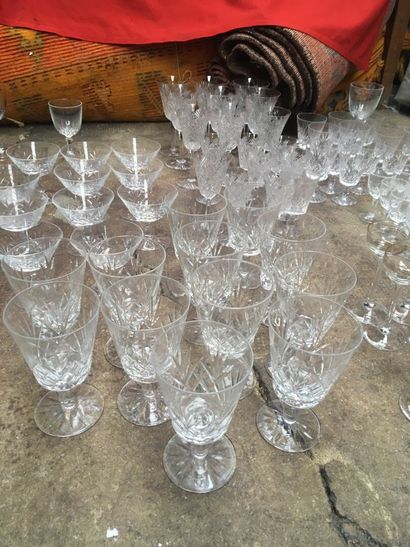 Bel ensemble de 122 verres en dans le gout...