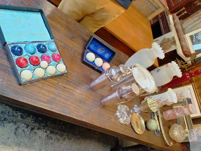 Un ensemble composé de sept vases en verre...