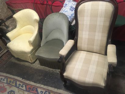 Un ensemble comprenant un fauteuil Voltaire...