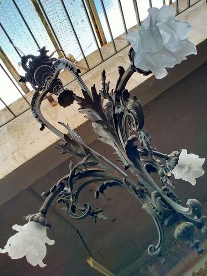 Lustre en fer forgé dans le gout art nouveau....