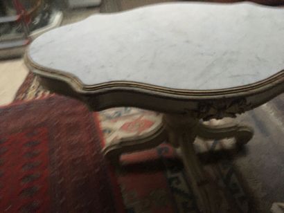Guéridon de style Louis XV plateau marbre...