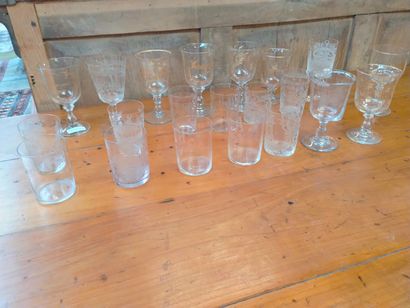 Ensemble de verres sur pieds et gobelet en...