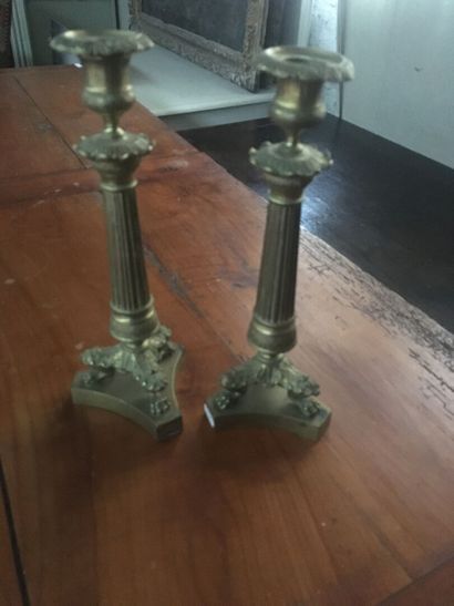 Paire de bougeoirs en bronze reposant sur...