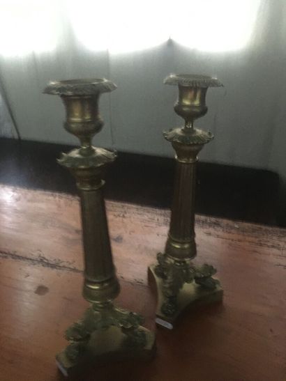 Paire de bougeoirs en bronze reposant sur...
