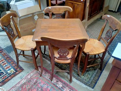 Ensemble composé d'une petite table en chêne...