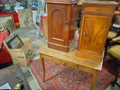 Ensemble composé d'une table et deux chevets...