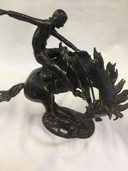 Ecole espagnole XXe. Bronze d'un cheval au...