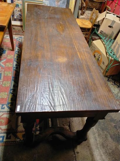 Table rustique à entretoise sculpté. XIXe,...