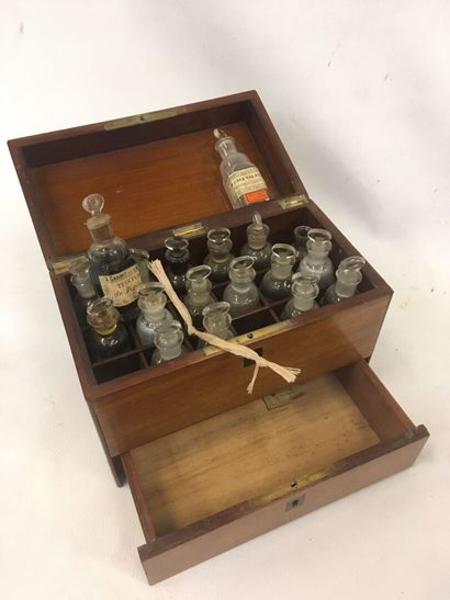 Coffret de pharmacie de voyage en acajou...