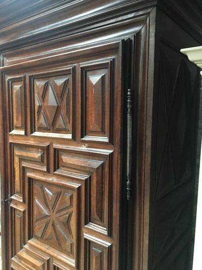 Armoire Louis XIII à pointes de diamants,...