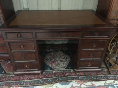 Bureau acajou à caissons ouvrant à 8 tiroirs...