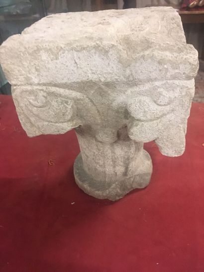 Chapiteau en pierre taillé et sculpté