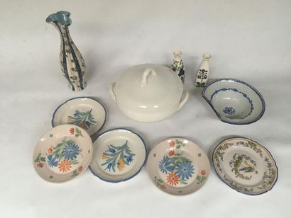 Ensemble de 5 assiettes en faïence et une...