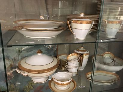 LIMOGES. Grand service de porcelaine liseré...