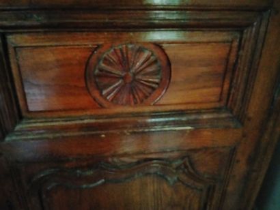 Bahut ouvrant à deux portes moulurées et...