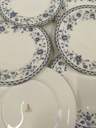 Porcelaine anglaise, liseré à fleurs. Ensemble...