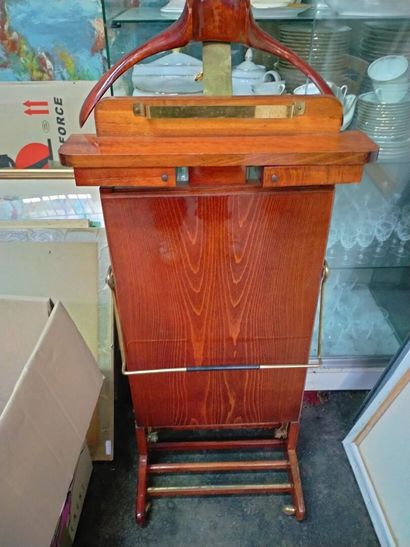 Valet de chambre plaquage acajou à roulettes...