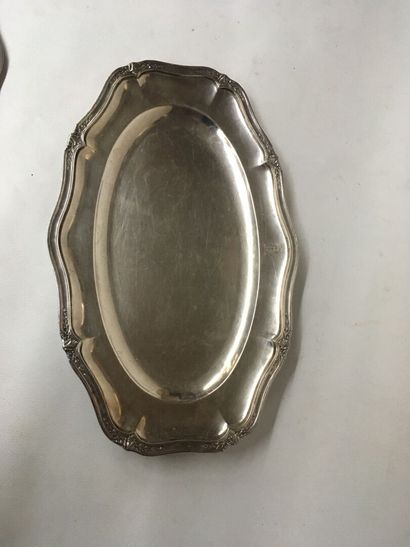 Grand plat ovale chantourné en métal argenté...