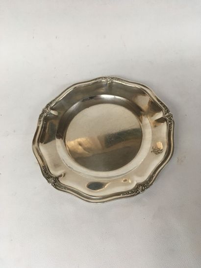 Plat rond chantourné en métal argenté à décor...