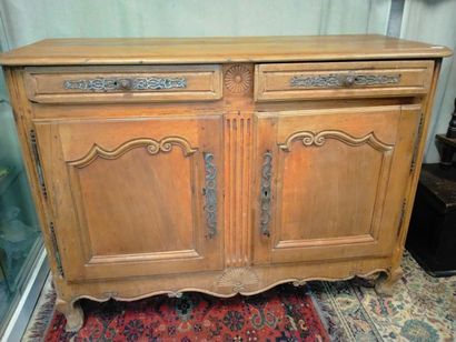 Buffet rustique style Louis XV en chêne ouvrant...