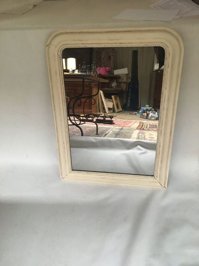 Grand miroir encadré en bois peint blanc...