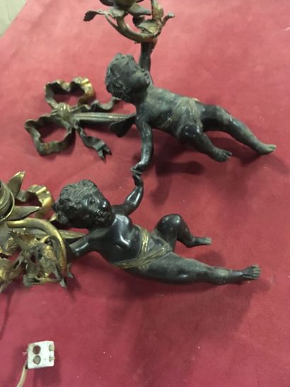 Un ensemble composé d'un lustre et deux appliques...