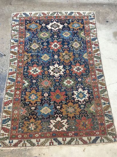Tapis Chirvan, à fond marine divisé en compartiments,...