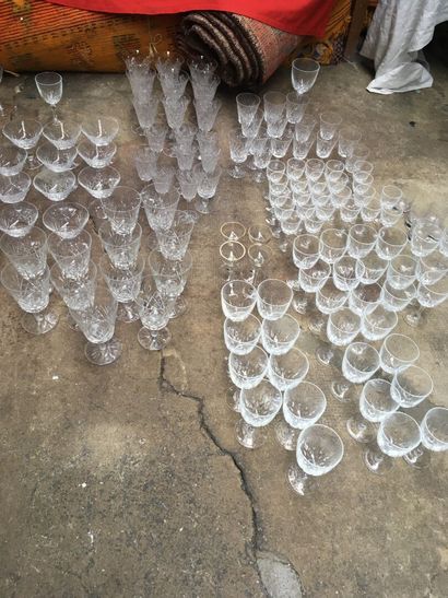 Bel ensemble de 122 verres en dans le gout...