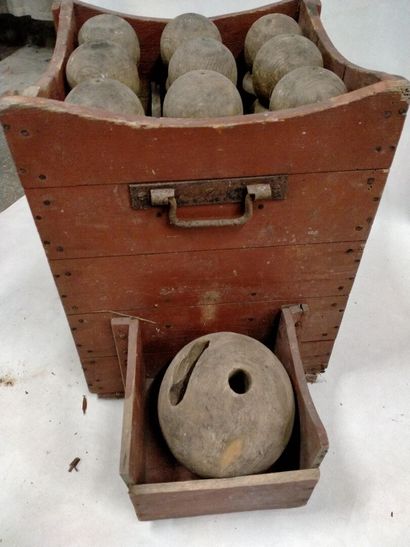 Un jeu de quilles ancien en bois naturel....